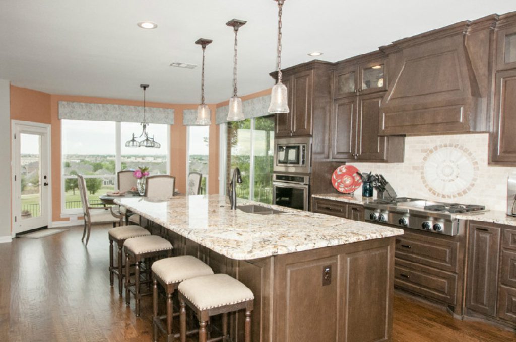 A large kitchen with lots of counter space and lighting.